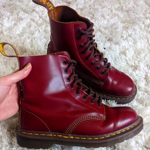 Unisex 1460 Vintage Made in England lace up Dr. Martens boot